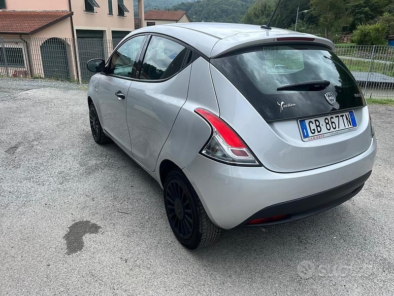 Usata Lancia Ypsilon Silver 69 CV (50 kW) 2020 Argento Utilitaria