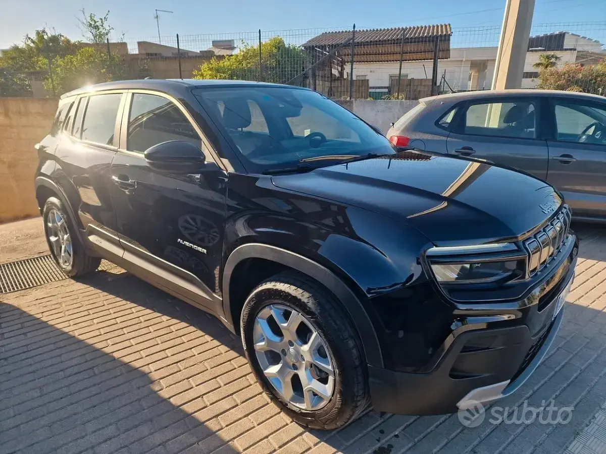Begagnad Jeep Avenger Summit 101 HK (74 kW) 2024 Svart SUV