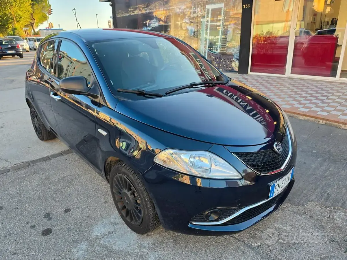 Usata Lancia Ypsilon Gold 69 CV (50 kW) 2018 Bluazzurro Utilitaria
