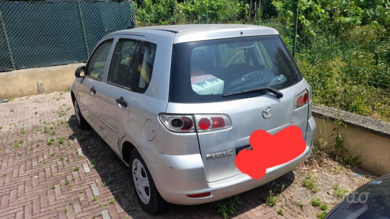 Grigio Usata 2007 Mazda 2 Tre volumi | 200 € (Super prezzo) - Immagine 1/3