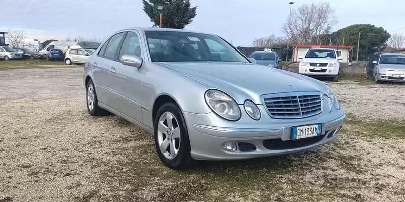 Usata Mercedes E270 Avantgarde 177 CV (130 kW) 2003 Grigio Utilitaria