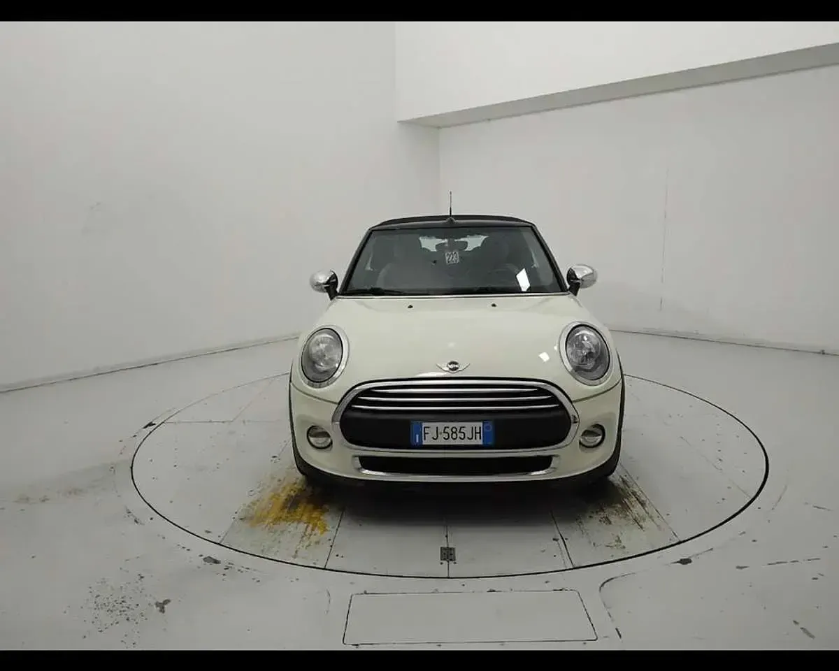 Usata Mini One Cabriolet 102 CV (75 kW) 2017 Beige Cabrio