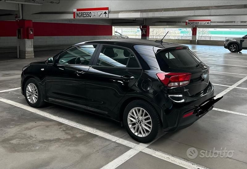 Usata Kia Rio 82 CV (60 kW) 2019 Nero Berlina