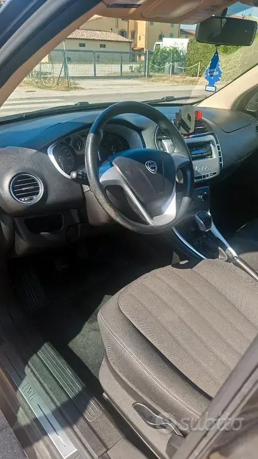 Usata Lancia Delta 105 CV (77 kW) 2013 Grigio Utilitaria