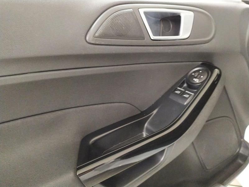 Usata Ford Fiesta Titanium 95 CV (69 kW) 2016 Bianco Utilitaria