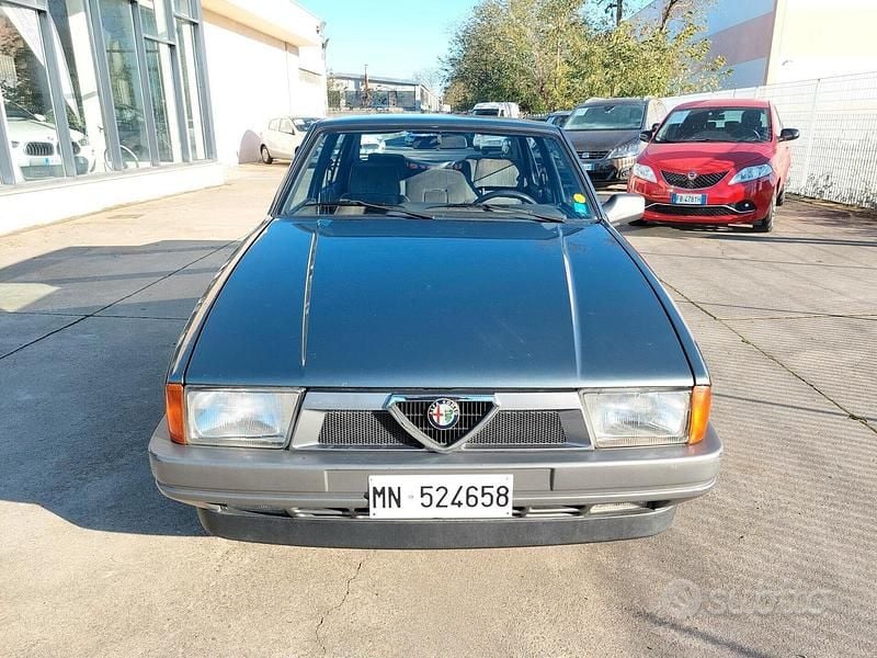 Usata Alfa Romeo 75 120 CV (88 kW) 1989 Grigio Berlina