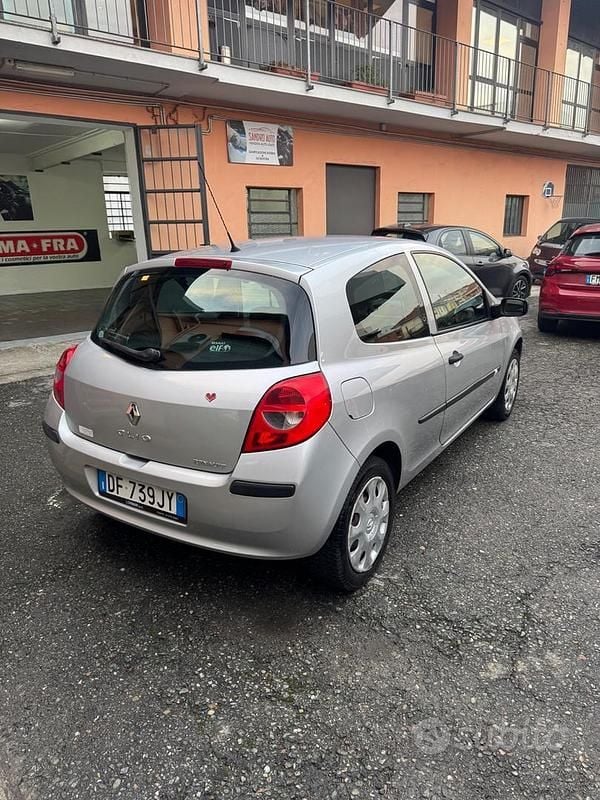 Usata Renault Clio II Dynamique 75 CV (55 kW) 2007 Grigio Berlina