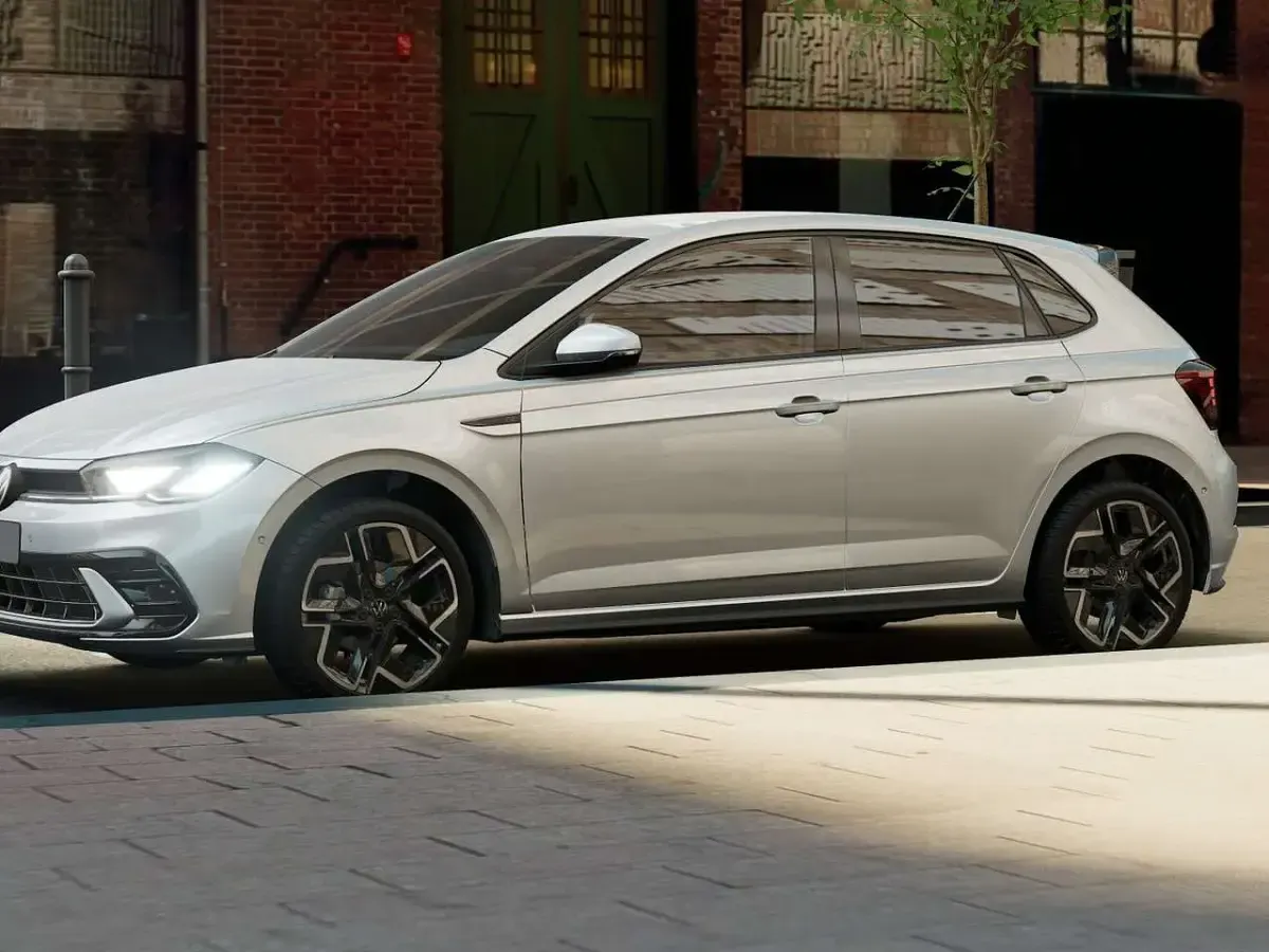 Nuova VW Polo R-line Plus 95 CV (69 kW) 2025 Reflex silver metallizzato ner Utilitaria