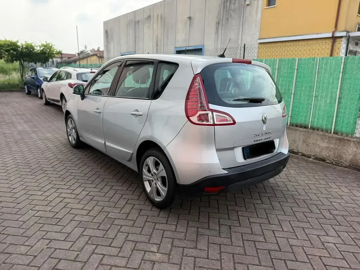 Usata Renault Scénic III Luxe 110 CV (80 kW) 2011 Argento Monovolume
