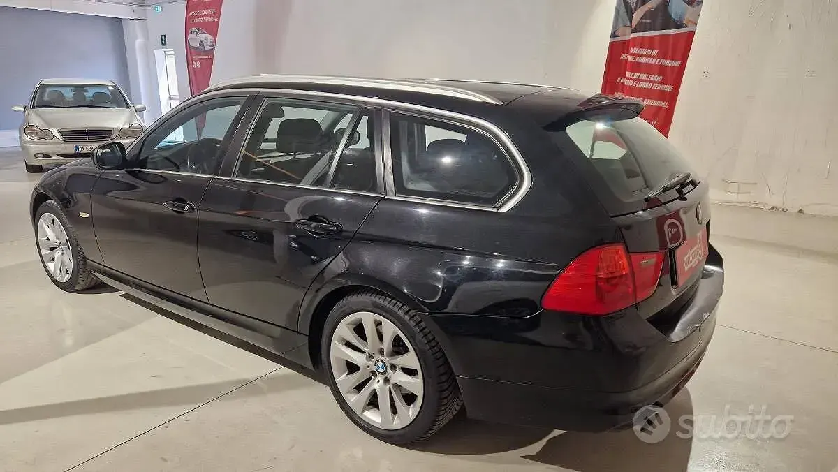 Usata BMW 318 Comfort Edition 143 CV (105 kW) 2012 Nero Station wagon