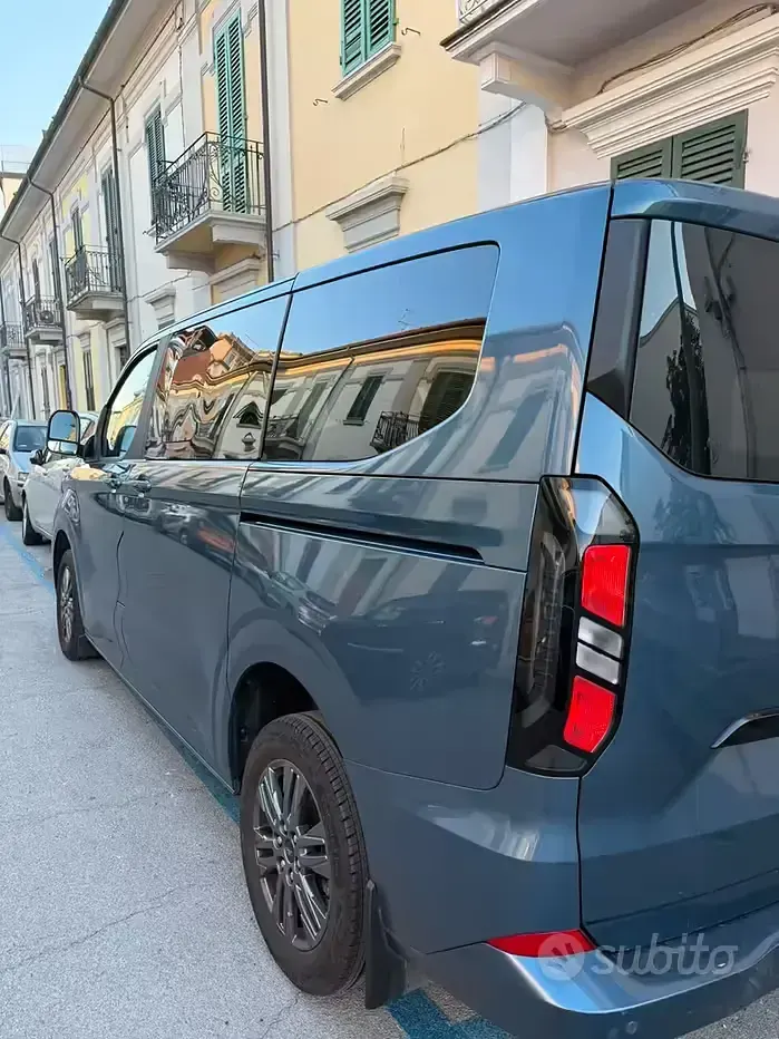 Usata Ford Tourneo Titanium 136 CV (100 kW) 2025 Bluazzurro Monovolume