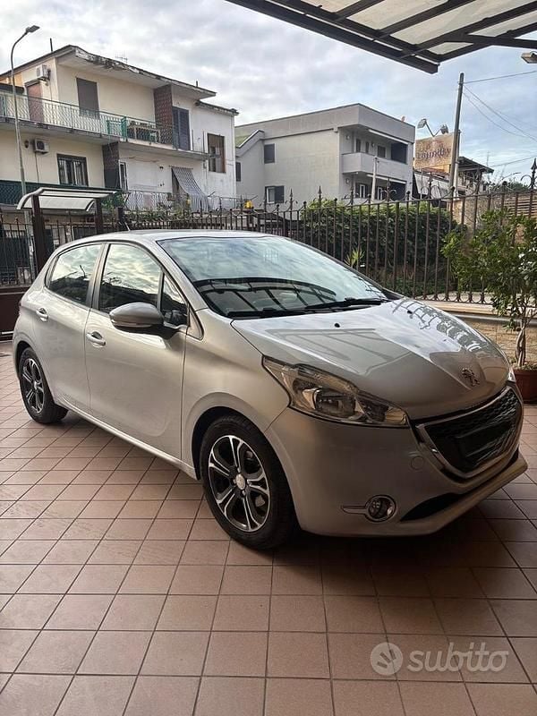 Usata Peugeot 208 68 CV (50 kW) 2015 Grigio Utilitaria