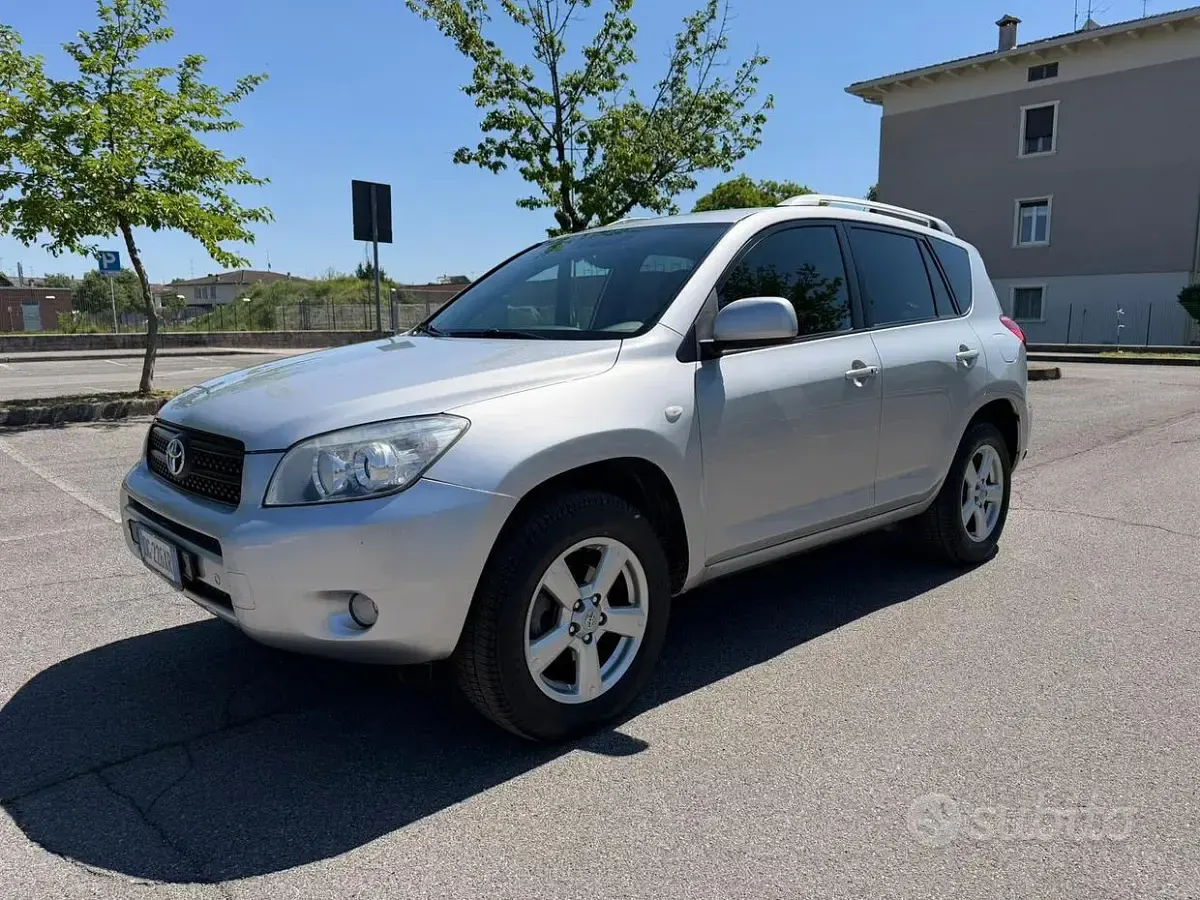 Usata Toyota RAV4 152 CV (111 kW) 2007 Grigio SUV