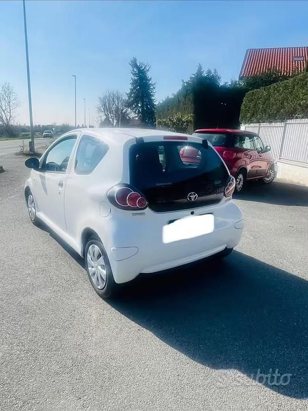 Begagnad Toyota Aygo Connect Style 68 HK (50 kW) 2013 Vit Halvkombi