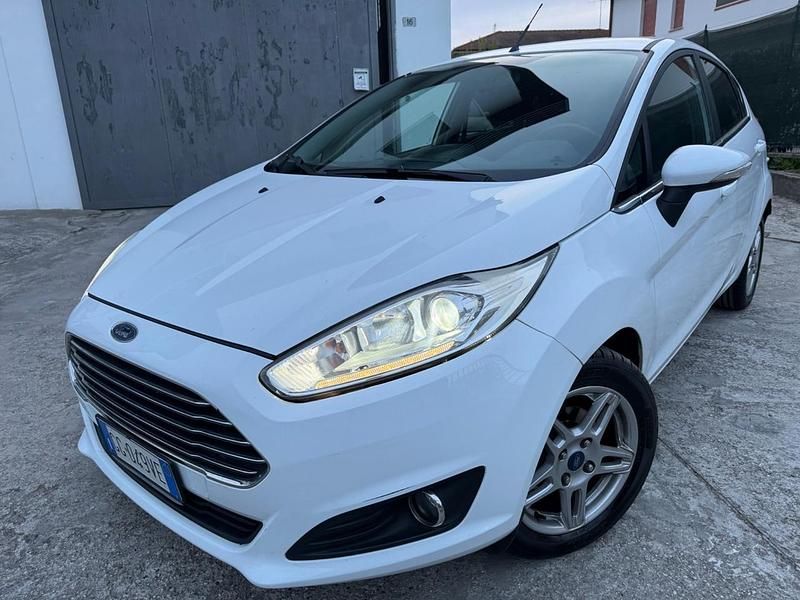 Usata Ford Fiesta 96 CV (70 kW) 2014 Bianco Utilitaria