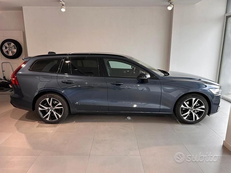 Nuova Volvo V60 Plus 197 CV (144 kW) 2025 Denim blu Station wagon
