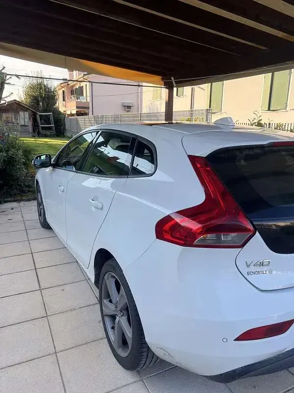 Brugt Volvo V40 Business Edition 114 HK (83 kW) 2013 Hvid Sedan