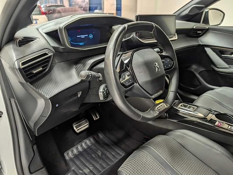 Usado Peugeot e-208 GT 100 kW (136 CV) 2022 Blanco Utilitario