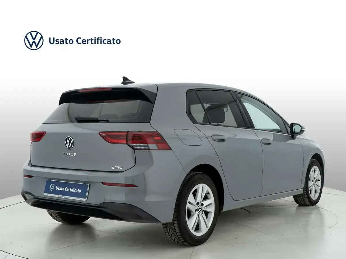 Usata VW Golf VIII Life 131 CV (96 kW) 2023 Grigio Utilitaria