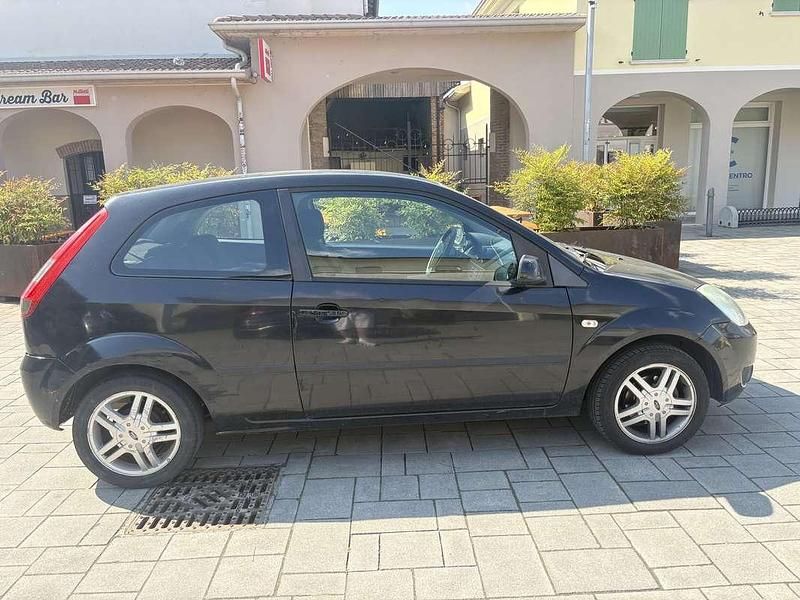 Usata Ford Fiesta Ghia 90 CV (66 kW) 2005 Utilitaria