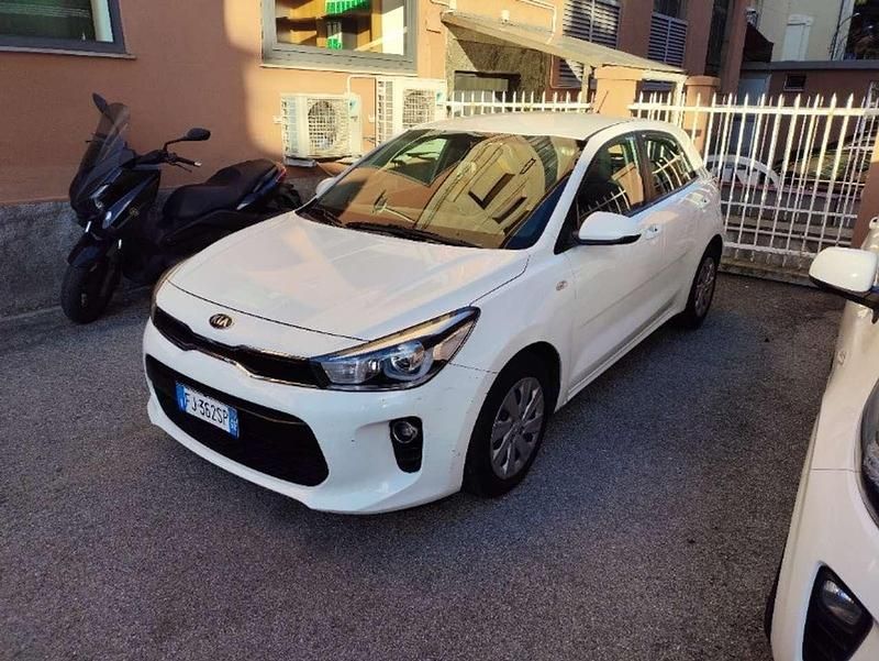 Usata Kia Rio Active 77 CV (56 kW) 2017 Bianco Berlina