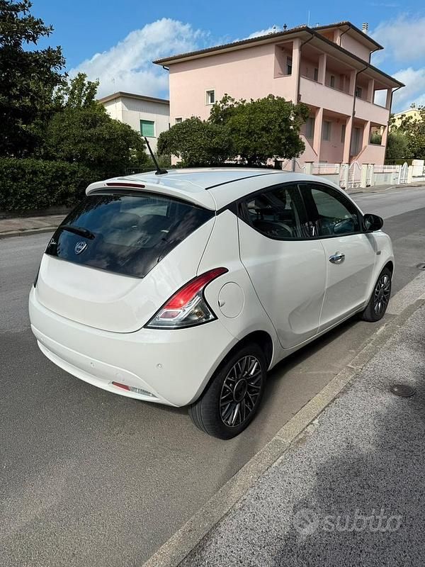 Usata Lancia Ypsilon 80 CV (58 kW) 2016 Bianco Utilitaria