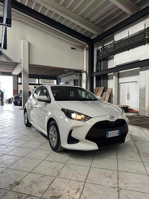 Usata Toyota Yaris Hybrid Active 92 CV (67 kW) 2024 Bianco pastello Berlina