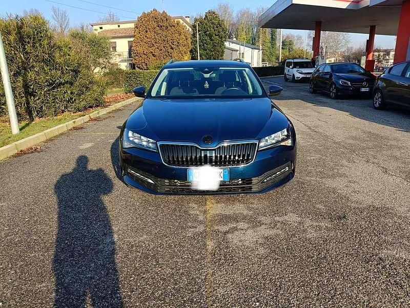 Blu/azzurro Usata 2023 Skoda Superb Executive Station wagon | 24.999 € (Super prezzo) - Immagine 1/4
