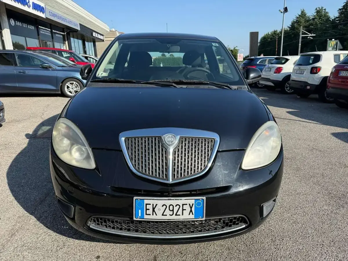 Usata Lancia Ypsilon 69 CV (50 kW) 2011 Nero Utilitaria