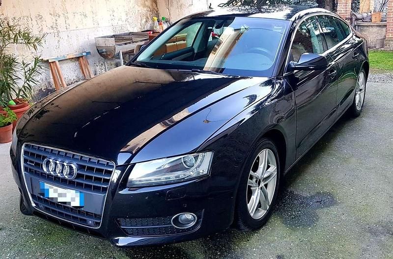 Nero Usata 2011 Audi A5 Sportback Ambiente Due volumi | 8000 € (Buon prezzo) - Immagine 1/4