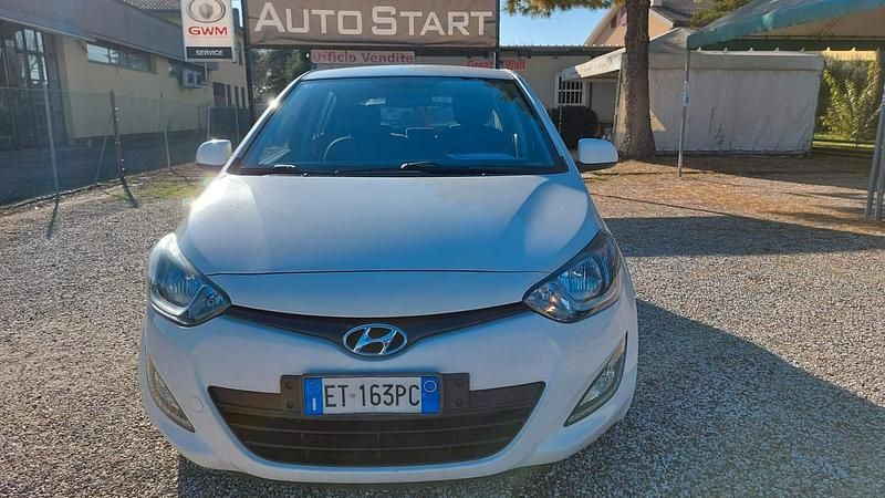 Bianco Usata 2014 Hyundai i20 Classic Berlina | 5900 € (Buon prezzo) - Immagine 1/4