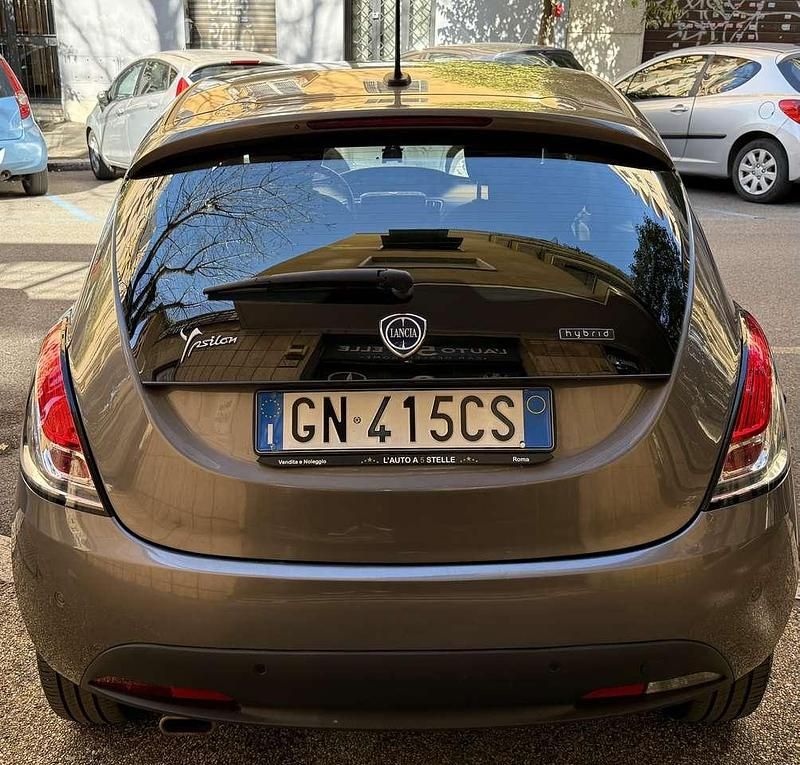 Usata Lancia Ypsilon Gold 71 CV (52 kW) 2023 Grigio pietra metallizzato Utilitaria