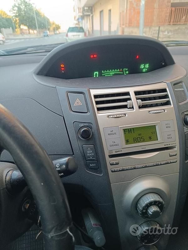 Usata Toyota Yaris 69 CV (50 kW) 2007 Blu Berlina