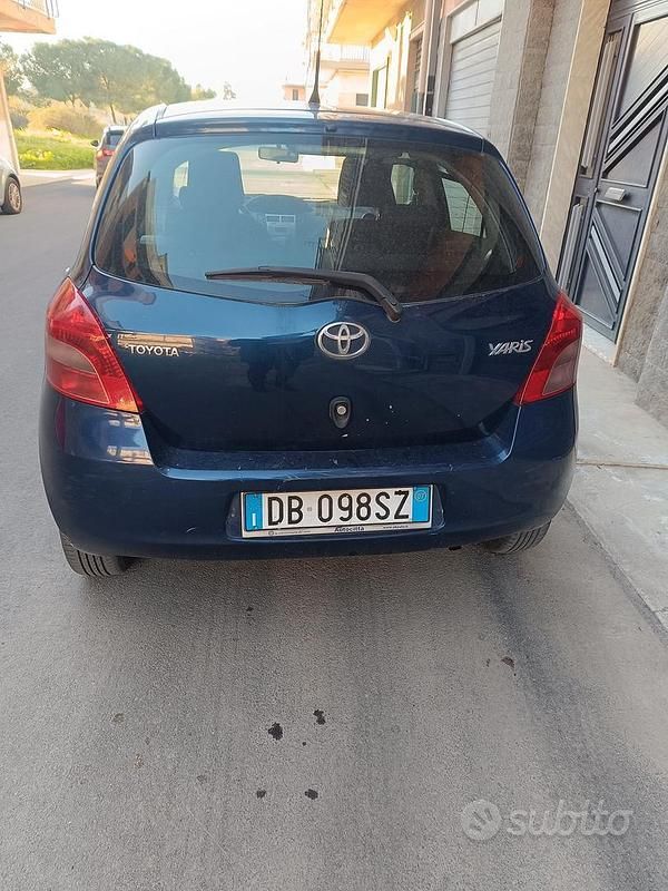 Usata Toyota Yaris 69 CV (50 kW) 2007 Blu Berlina