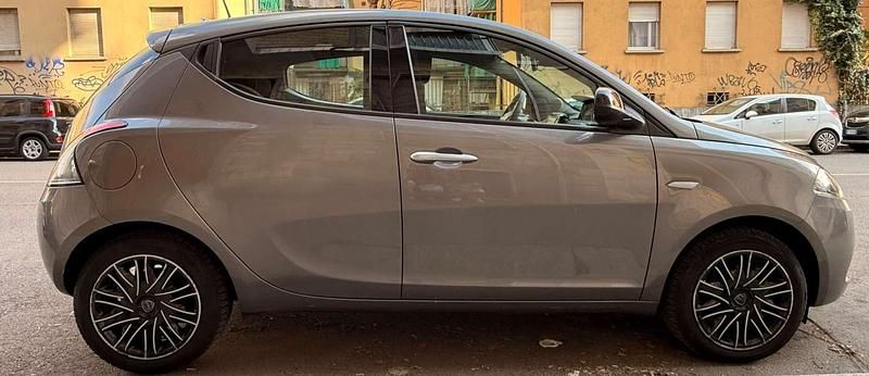 Usata Lancia Ypsilon Gold 69 CV (50 kW) 2022 Argento Utilitaria
