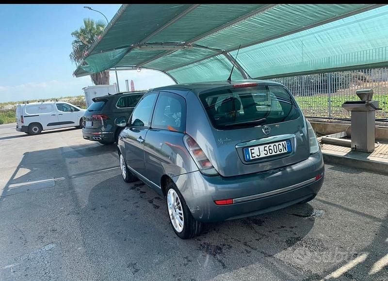 Usata Lancia Ypsilon 60 CV (44 kW) 2011 Grigio Utilitaria