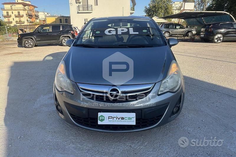 Usata Opel Corsa Edition 86 CV (63 kW) 2013 Grigio Berlina