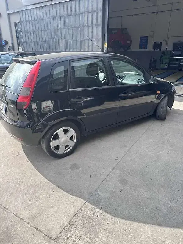 Usado Ford Fiesta Ghia 68 HP (50 kW) 2004 Citadino