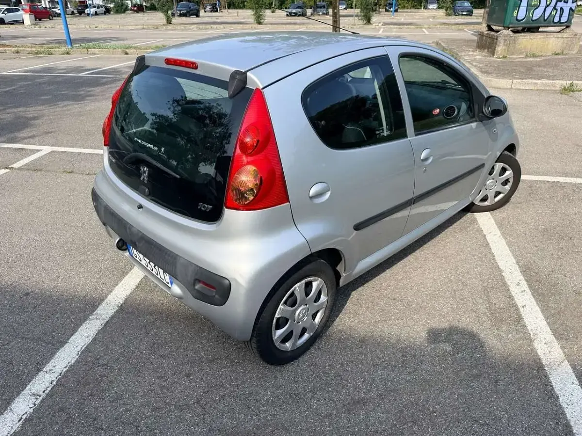 Usata Peugeot 107 Active 68 CV (50 kW) 2011 Argento Utilitaria