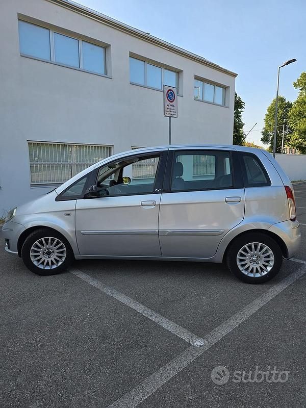 Usata Lancia Musa 95 CV (69 kW) 2011 Grigio Monovolume