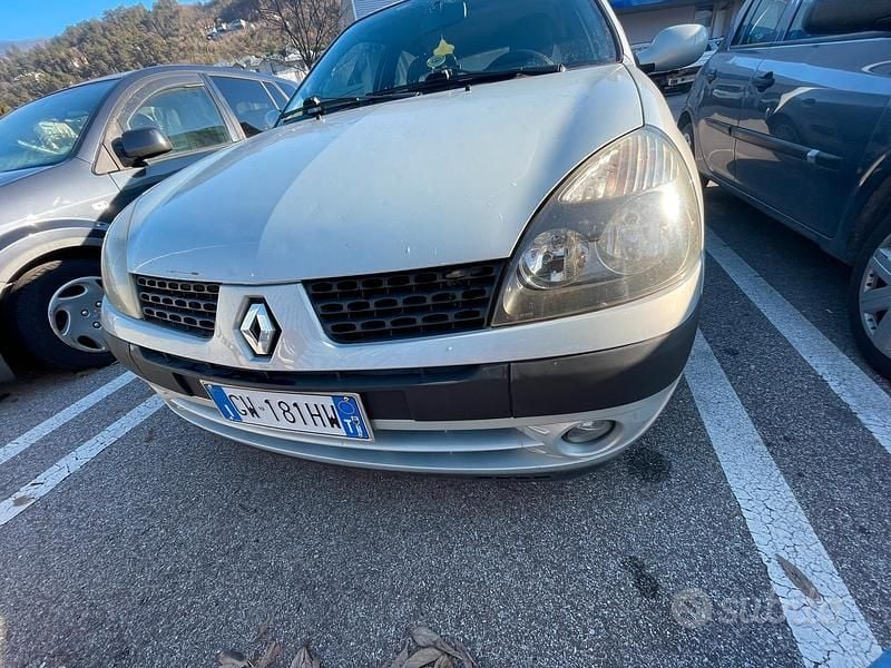 Grigio Usata 2003 Renault Clio II Tre volumi | 1500 € (Buon prezzo) - Immagine 1/4