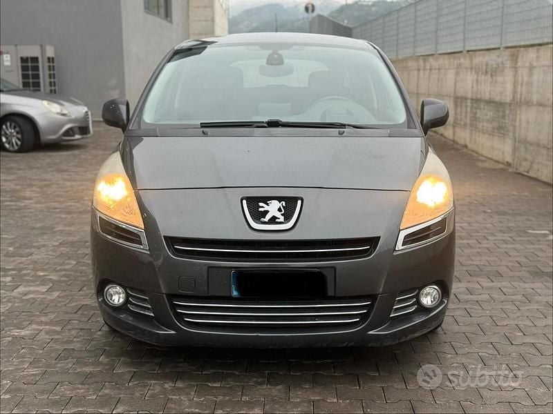 Grigio Usata 2010 Peugeot 5008 Monovolume | 4900 € (Buon prezzo) - Immagine 1/4