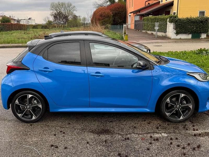 Usata Toyota Yaris Hybrid 92 CV (67 kW) 2024 Blu/azzurro Berlina