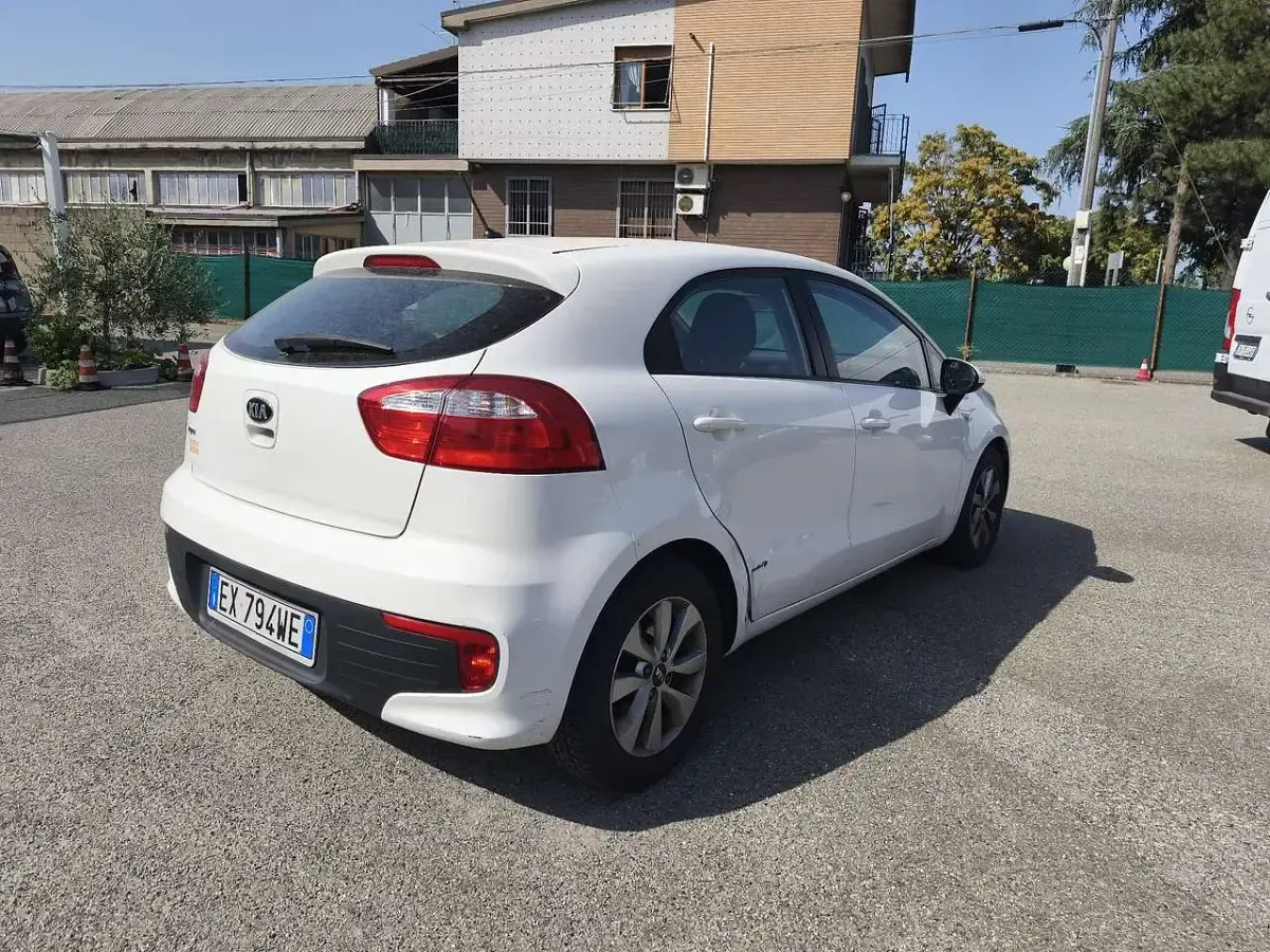 Usata Kia Rio 86 CV (63 kW) 2015 Bianco Berlina
