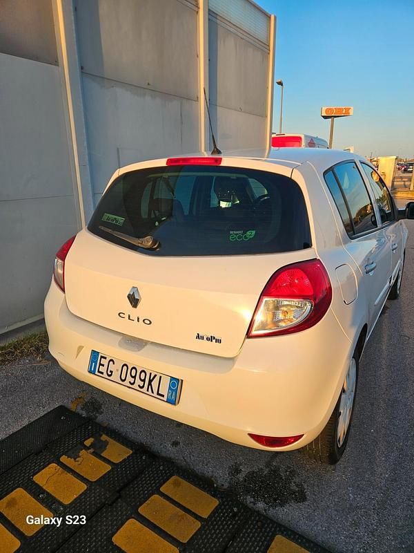 Usata Renault Clio II Luxe 74 CV (54 kW) 2011 Bianco Berlina