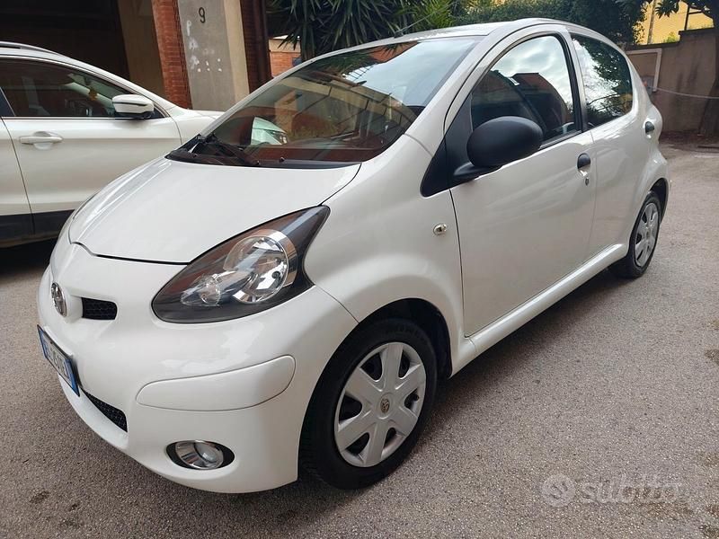 Usata Toyota Yaris Active 69 CV (50 kW) 2012 Bianco Utilitaria