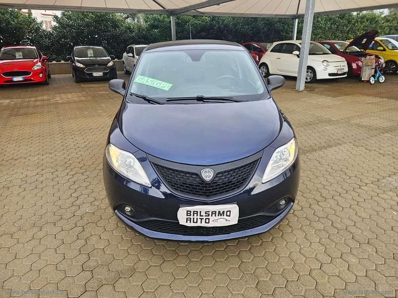 Usata Lancia Ypsilon Gold 69 CV (50 kW) 2018 Blu Utilitaria