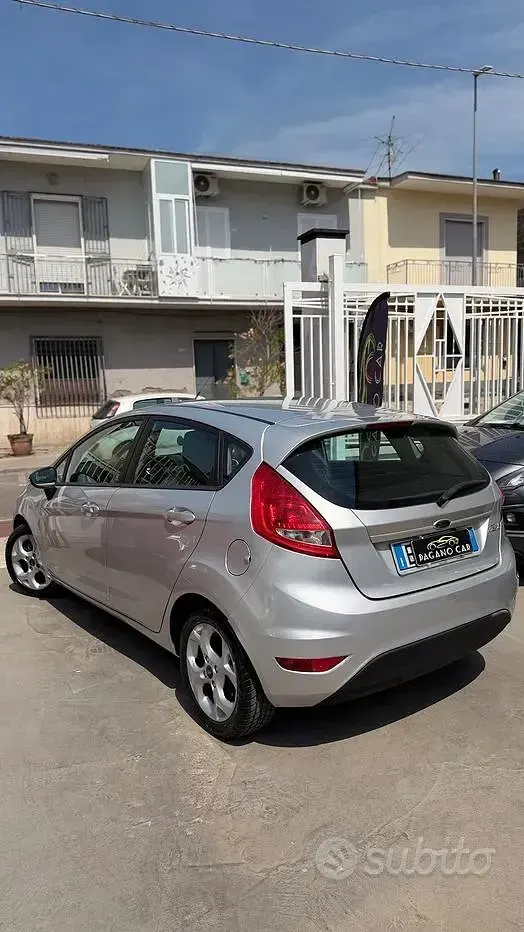 Usata Ford Fiesta Titanium 70 CV (51 kW) 2012 Grigio Berlina