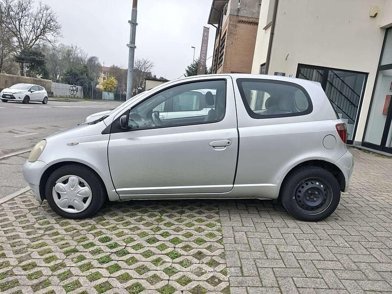 Usata Toyota Yaris Sol 68 CV (50 kW) 2001 Argento Berlina