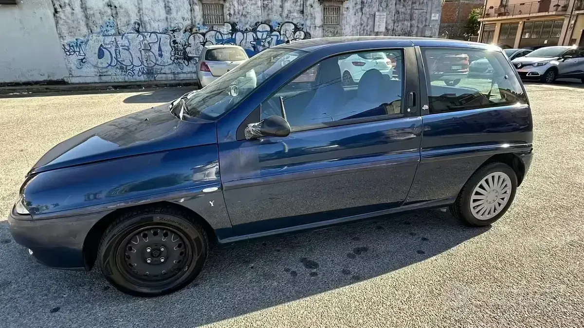 Usata Lancia Ypsilon 80 CV (58 kW) 2002 Bluazzurro Utilitaria